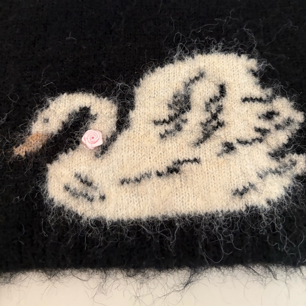 NWOT Urban Outfitters Mylo Swan Fuzzy Beanie - Picture 7 of 9